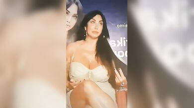 Marika Fruscio minigonna upskirt