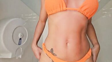 Io e mio marito facciamo sesso nel cesso della spiaggia