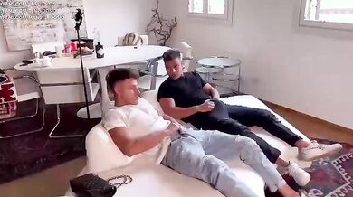 Bea spompina il cazzo a due amici