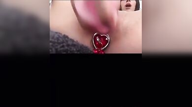 Joanha si schiaffeggia la figa e si masturba OF