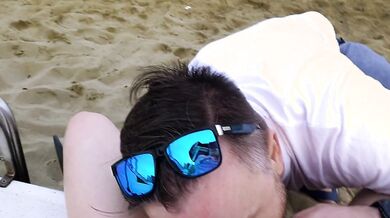 Lecco la fica a mia moglie al mare