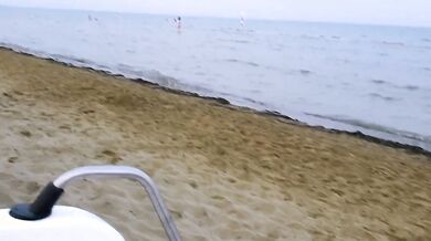 Lecco la fica a mia moglie al mare