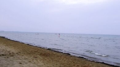 Lecco la fica a mia moglie al mare