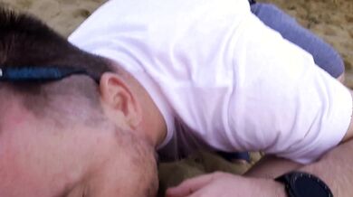 Lecco la fica a mia moglie al mare