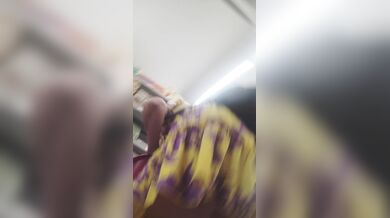 Milf al supermercato sotto la gonna