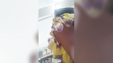 Milf al supermercato sotto la gonna