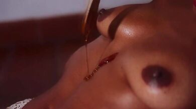 Sensuale modella nuda abbronzata