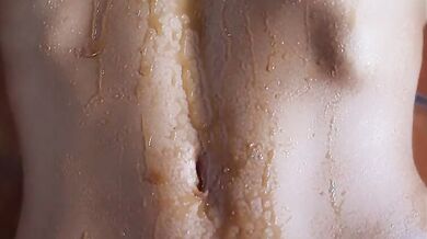 Sensuale modella nuda abbronzata