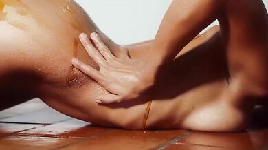 Sensuale modella nuda abbronzata