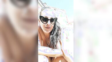Ragazza italiana tettona outdoor