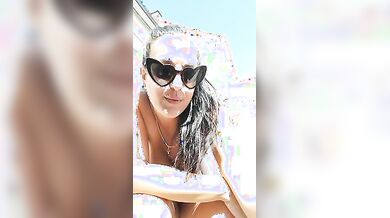 Ragazza italiana tettona outdoor