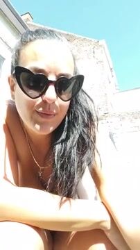 Ragazza italiana tettona outdoor