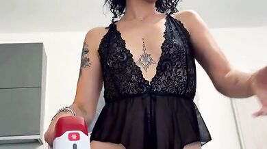 Casalinga italiana pulisce bene casa e svuota il cazzo