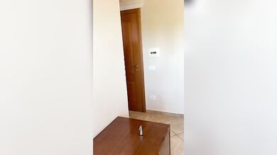 Margot scopa con l'idraulico