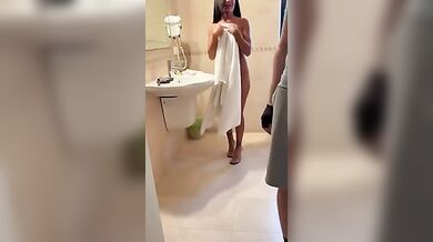 Margot scopa con l'idraulico