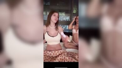 Alessia e Sofia vi facciamo un bel lesbone OF