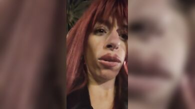 Ragazza italiana rapinata mentre si sta masturbando su CAM4