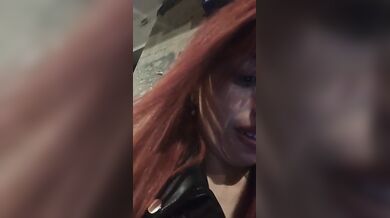 Ragazza italiana rapinata mentre si sta masturbando su CAM4