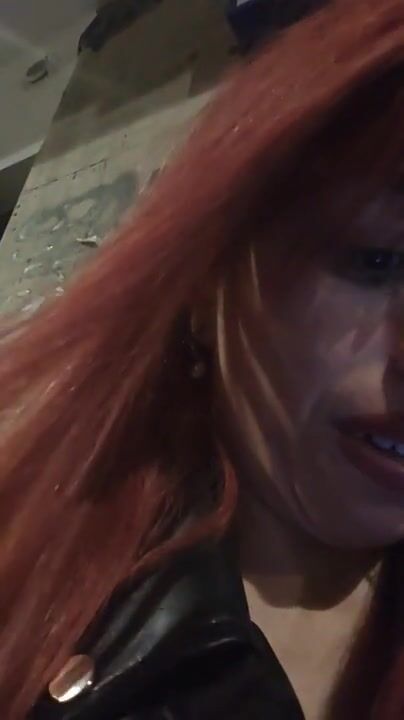 Ragazza italiana rapinata mentre si sta masturbando su CAM4