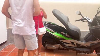 Da un passaggio a una biondina che gli fa un pompino