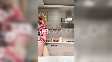 Babyally bbw italiana si masturba i n cucina onlyfans