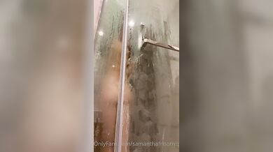 Samantha in doccia OF