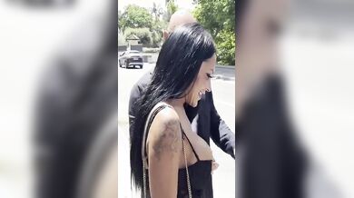 Margot casting con Christian Clay che la scopa in macchina