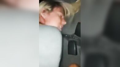 Moglie cuckold italiana scopata in auto davanti al suo cornuto