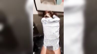 Scopo fidanzata 19 enne nel bagno del ristorante