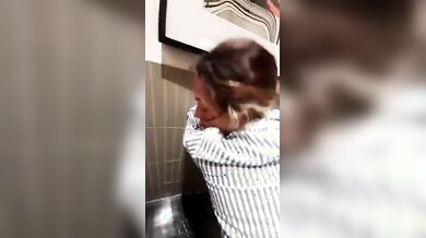 Scopo fidanzata 19 enne nel bagno del ristorante