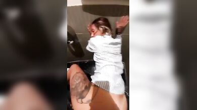 Scopo fidanzata 19 enne nel bagno del ristorante