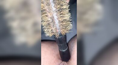 Carmela 19 anni Palermo si masturba il culo con la spazzola