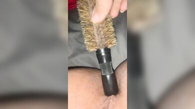 Carmela 19 anni Palermo si masturba il culo con la spazzola