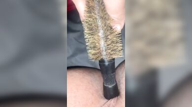 Carmela 19 anni Palermo si masturba il culo con la spazzola