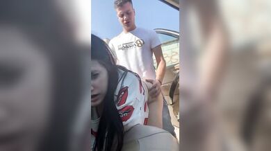 Fidanzati italiani scopano in auto in un parcheggio