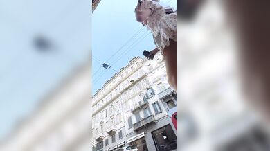Sotto le gonne delle donzelle upskirt outdoor