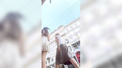 Sotto le gonne delle donzelle upskirt outdoor