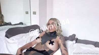 Le tettone della suicide italiana Of