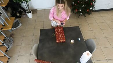 Biondina italiana scopata sul tavolo dal fidanzato