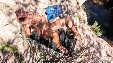 Una bella leccta di fica all'aperto coppia esibizionista