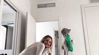 Bionda strafica con capezzoli duri come chiodi