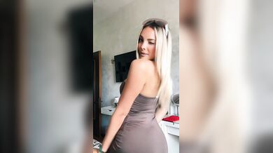 Bionda strafica con capezzoli duri come chiodi