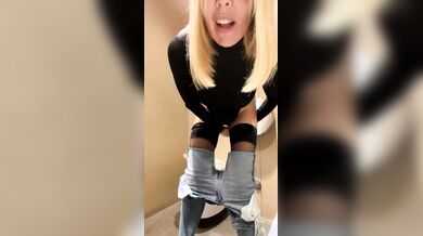 Minilive della Botto dal bagno del supermercato OF