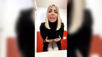 La Botto in live dal bagno pubblico OF