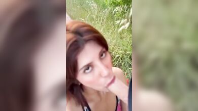 Bocchino con ingoio fidanzata italiana in mezzo al prato