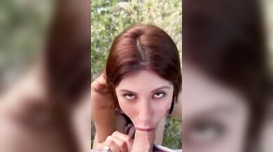 Bocchino con ingoio fidanzata italiana in mezzo al prato