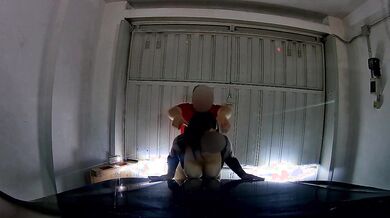 La zia troia si fa scopare nel garage sul cofano