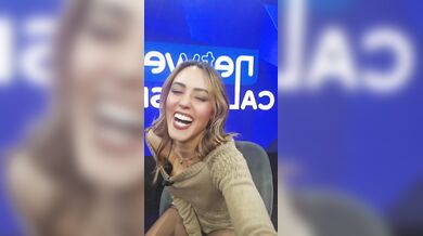 Vittoria presentatrice Tv upskirt