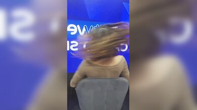 Vittoria presentatrice Tv upskirt