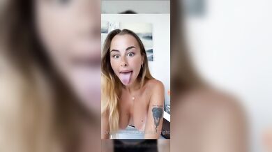 Biondina italiana socal con grosse tette perfette Of